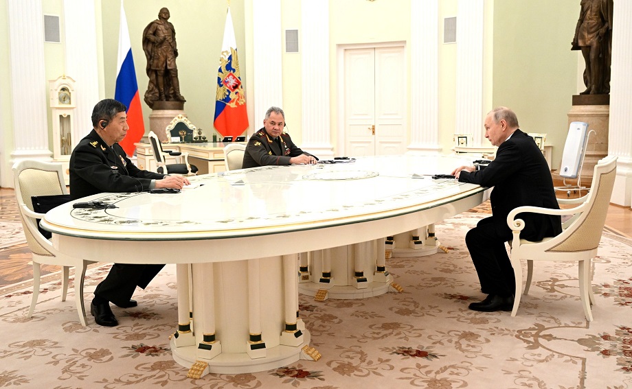 Владимир Путин и Сергей Шойгу встретились с министром обороны КНР Ли Шанфу в Кремле