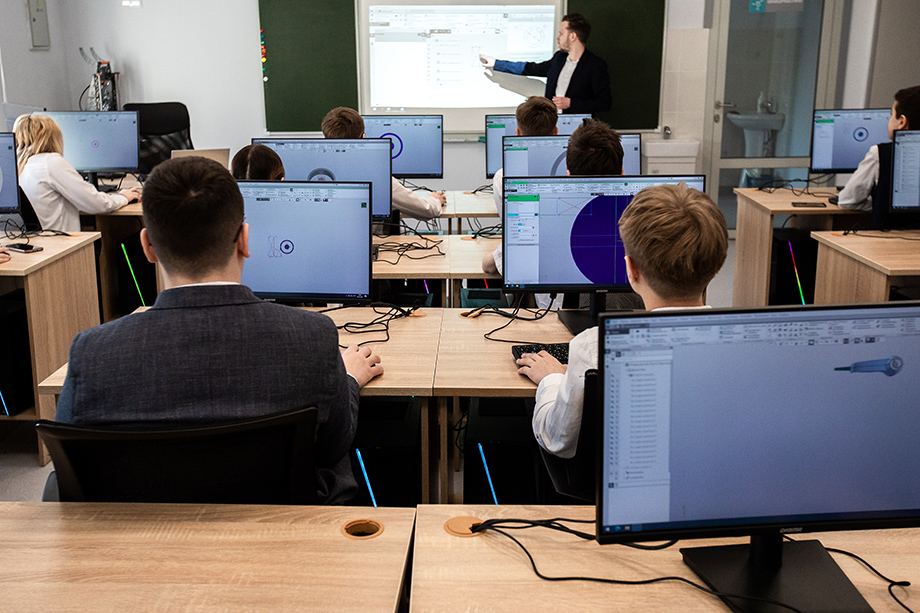Большинство школьников, которые сдают ЕГЭ по информатике, планируют учиться на IT-программах.