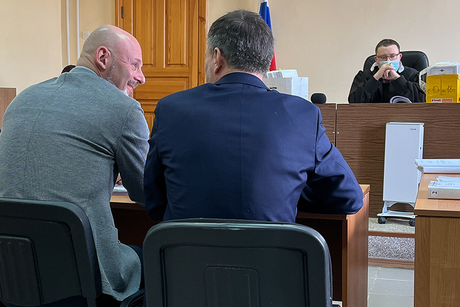 17 апреля 2023 года. Экс-глава правового направления корпорации «ВСМПО-Ависма» Артём Кисличенко (слева) во время слушания дела в Верхнесалдинском райсуде Свердловской области.