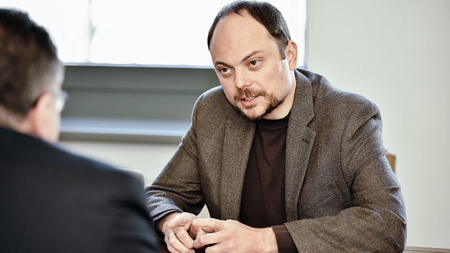 Суд приговорил Владимира Кара-Мурзу* к 25 годам заключения.