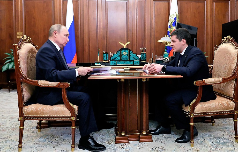 Президент России Владимир Путин и губернатор ЯНАО Дмирий Артюхов во время встречи