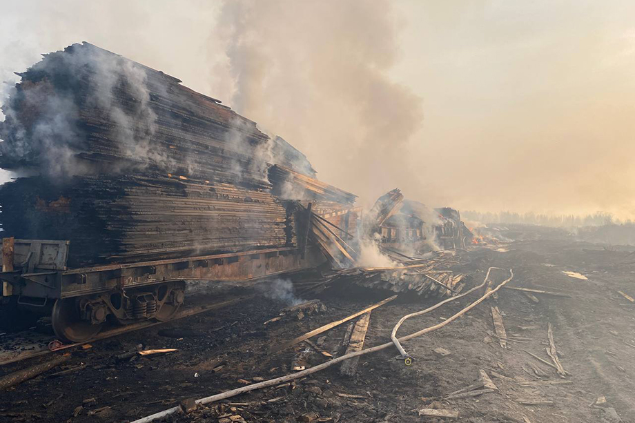 На железнодорожной станции сгорел целый состав с пиломатериалами и была повреждена инфраструктура РЖД.