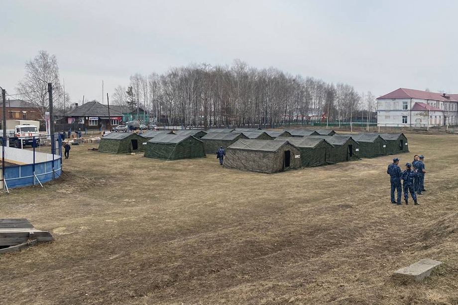 На городском стадионе силами МЧС был организован временный палаточный городок.