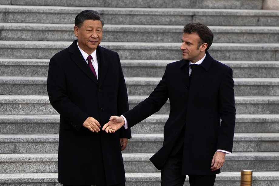 6 апреля 2023 года. Председатель КНР Си Цзиньпин и президент Франции Эммануэль Макрон во время церемонии встречи.