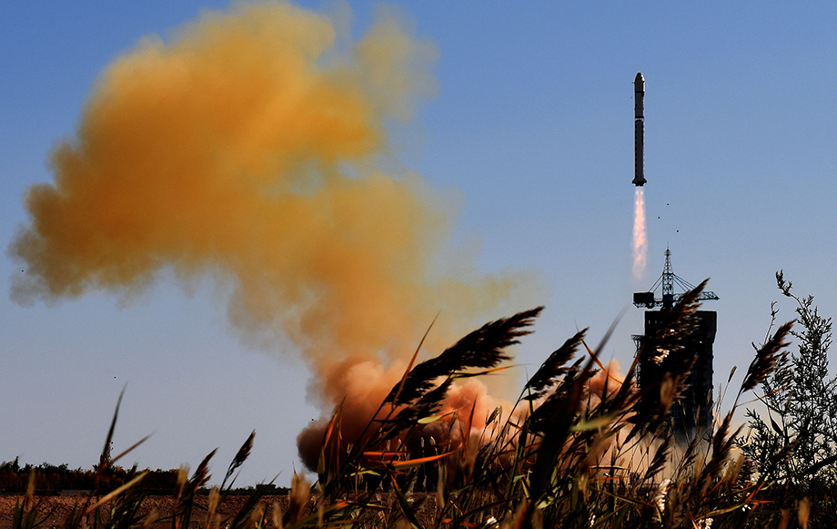 7 октября 2015 года. Ракета-носитель «Чанчжэн-2D» со спутниками «Цзилинь-1» стартует со стартовой площадки в Цзюцюане Центр запуска спутников в провинции Ганьсу на северо-западе Китая.