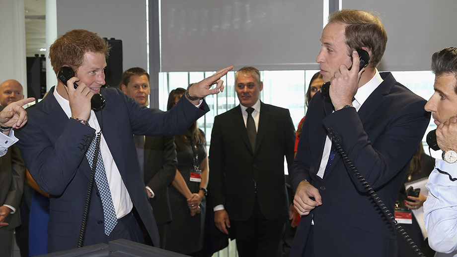 Принц Уильям (на фото справа) помог установить факт взлома телефонов в 2005 году.