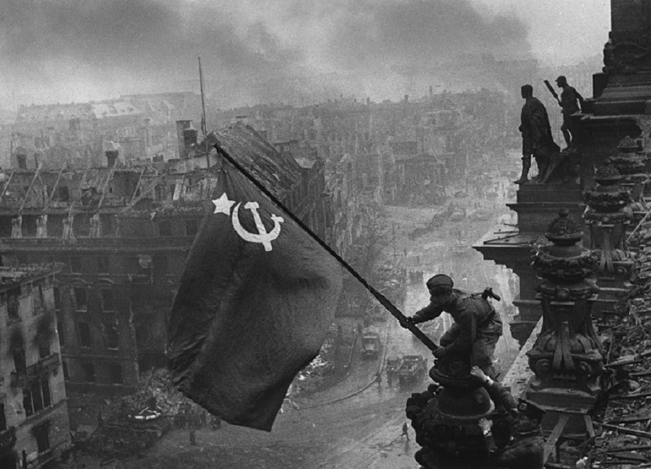 30 апреля 1945 года в 22 часа 40 минут по местному времени знамя Победы было установлено над рейхстагом.