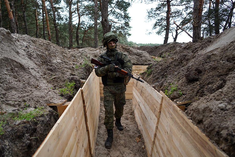 Военнослужащий мотострелковой роты в Херсонской области проверяет территорию укреплённых рубежей.