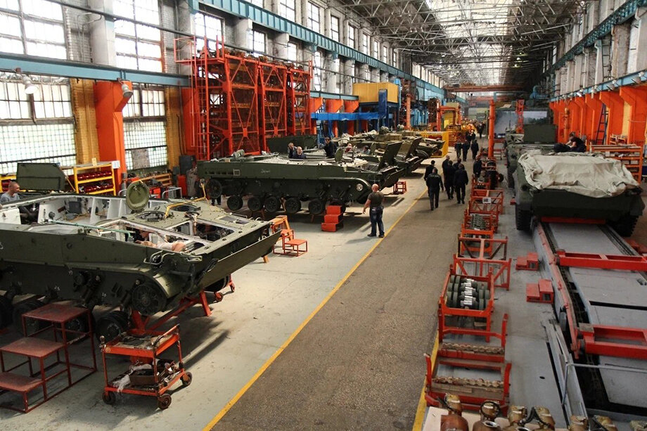 Ростех передал в российские войска новую партию БМП-3.