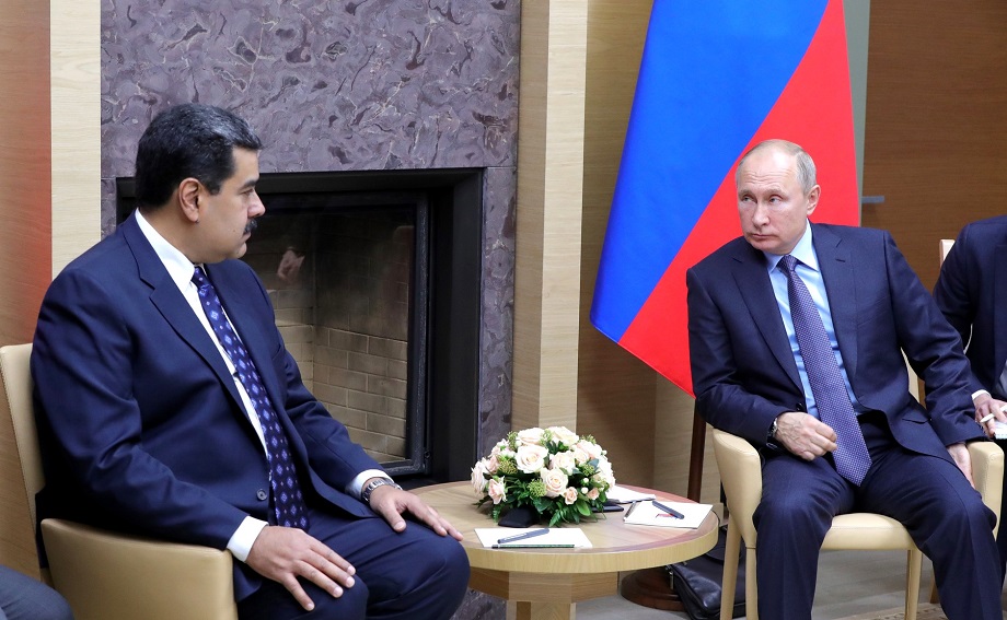 Президент Венесуэлы Николас Мадуро и президент России Владимир Путин (свела направо)