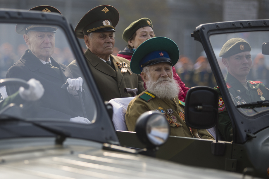 Перед парадом на площадь 1905 года в Екатеринбурге выехали ветераны Великой Отечественной войны.