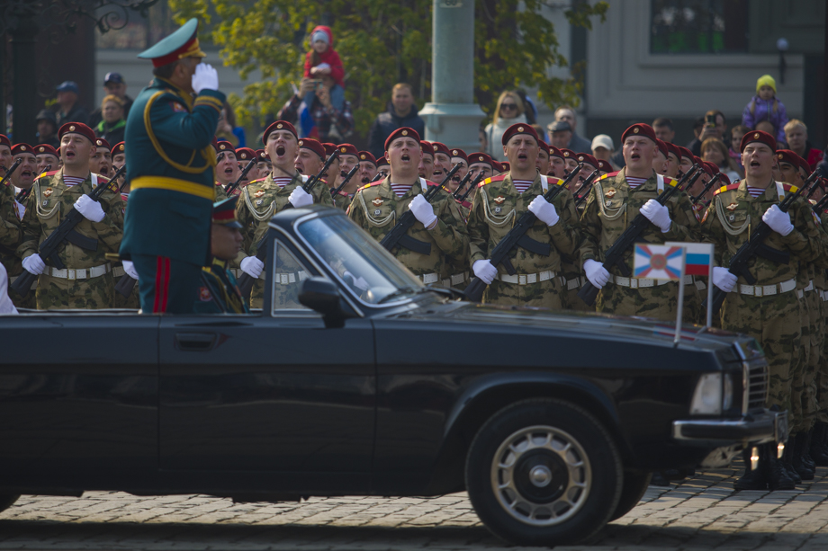 Генерал-майор Рустам Миннекаев приветствует участников парада.