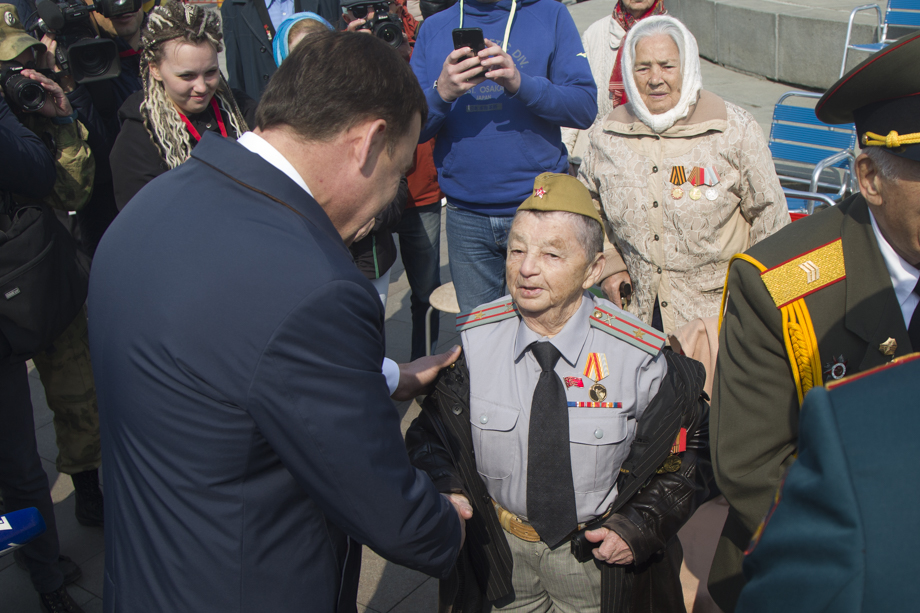 Губернатор Свердловской области Евгений Куйвашев лично поздравил ветеранов.