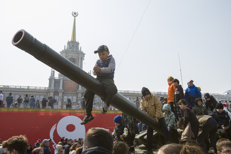 Дети заняли всю военную технику на площади.