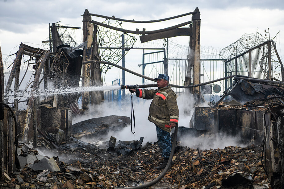 Сотрудник МЧС во время устранения последствий пожара в посёлке городского типа Сосьва.