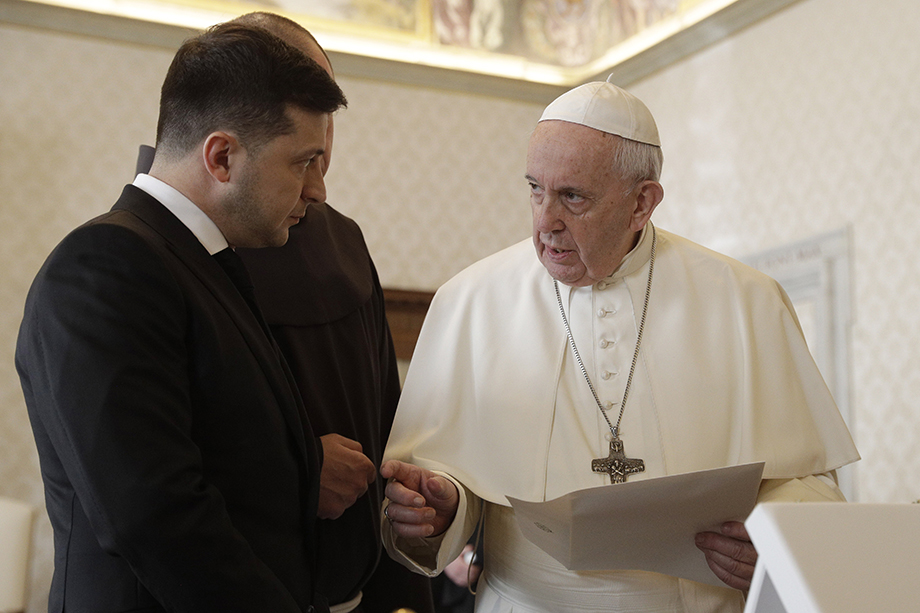 Папа римский Франциск (справа) и президент Украины Владимир Зеленский (слева) во время частной аудиенции в феврале 2020 года.