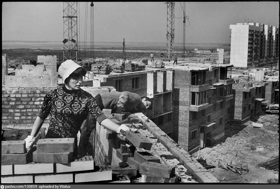 1973 год. Строительство жилого дома на улице Кораблестроителей.