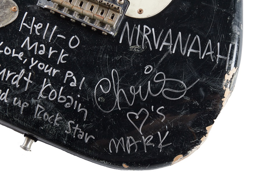 Гитара Fender Stratocaster, которая принадлежала лидеру группы Nirvana музыканту Курту Кобейну.