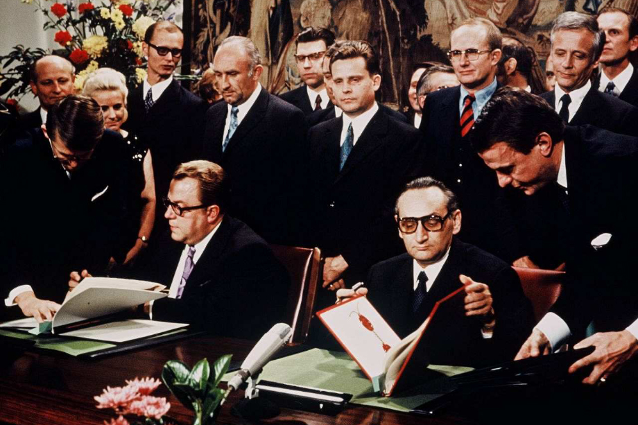 Подписание Основополагающего договора Эгоном Баром и Михаэлем Колем 8 ноября 1972 года.