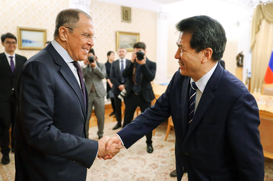 26 мая глава российского МИД Сергей Лавров встретился в Москве со спецпосланником КНР Ли Хуэем по вопросу урегулирования российско-украинского конфликта.