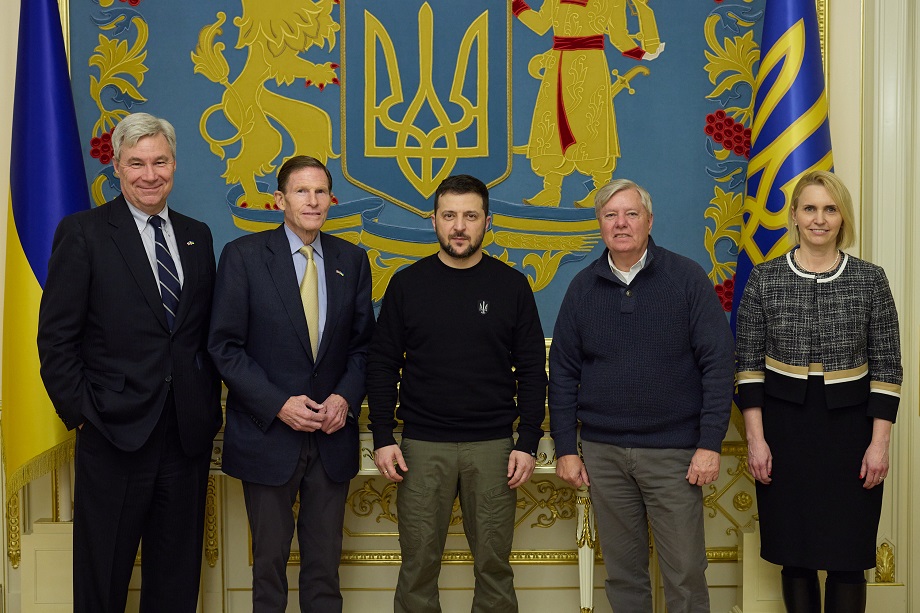 Линдси Грэм (второй справа) во время визита американских сенаторов в Киев в январе 2023 года.