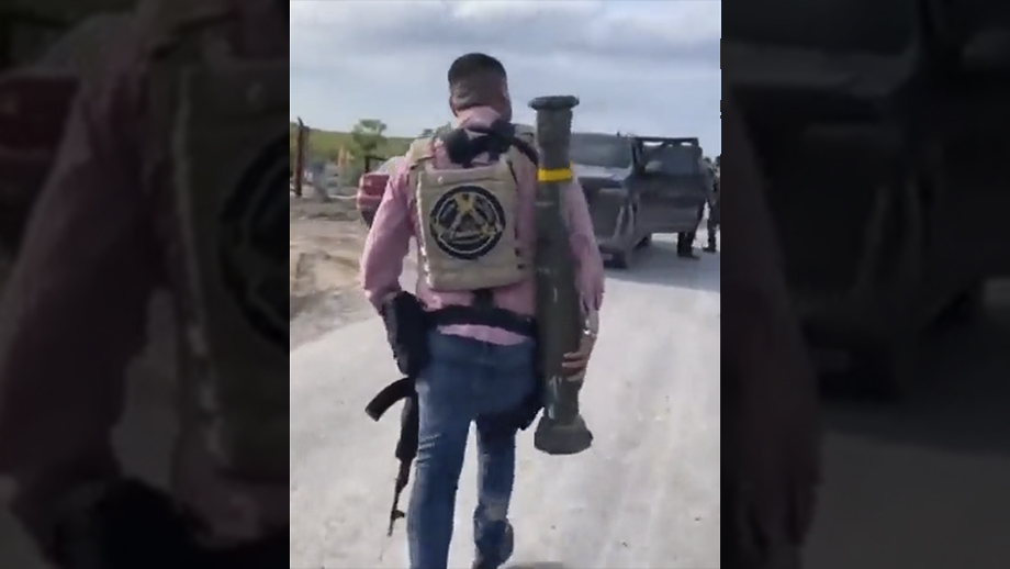 В соцсетях распространился ролик с боевиком мексиканского «Картеля Гольфо», который несёт на плече американский противотанковый ракетный комплекс FGM-148 Javelin