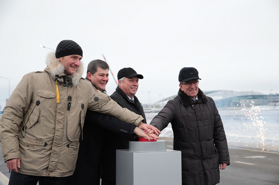 2017 год. Павел Рогачкин (слева) и губернатор Василий Голубев (в центре) во время церемонии открытия дороги к аэропорту Платов.