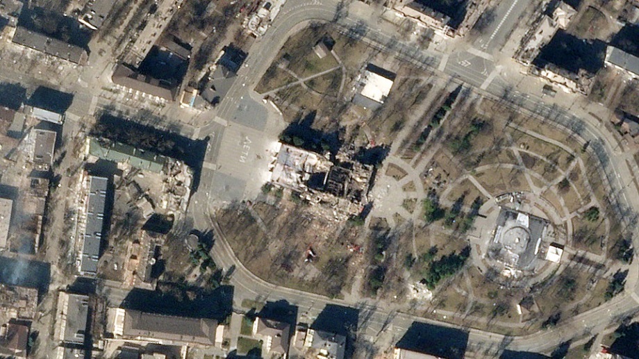 На снимке Planet Labs от мая 2022 года видно разрушение Мариупольского театра.