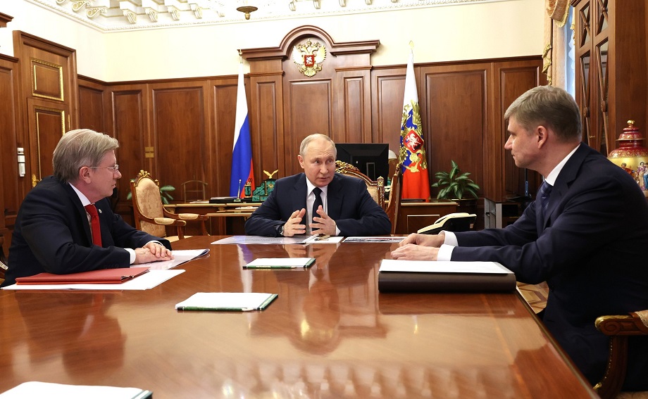Владимир Путин с министром транспорта Виталием Савельевым (слева) и главой РЖД Олегом Белозёровым (справа).