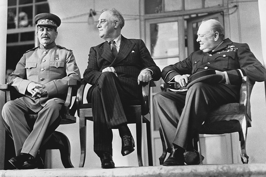 Иосиф Сталин, Франклин Рузвельт и Уинстон Черчилль на конференции в Тегеране.