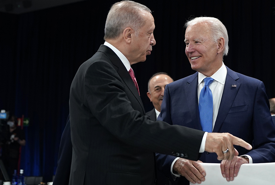 Президент Турции Реджеп Тайип Эрдоган и президент США Джо Байден во время встречи на саммите НАТО в Мадриде.