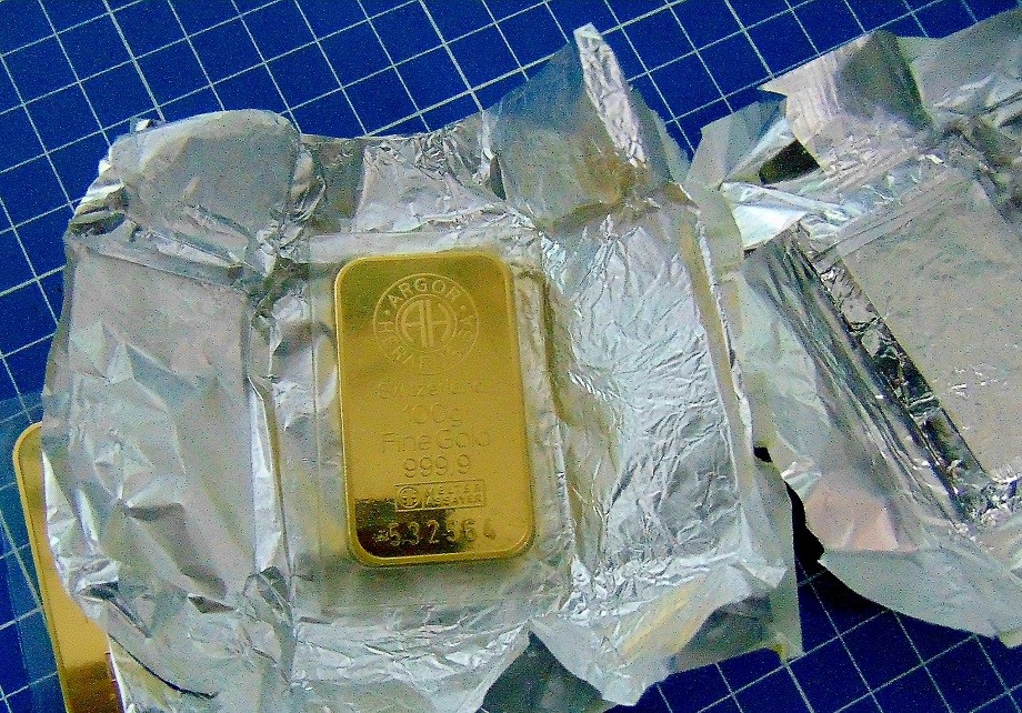 Находчивая россиянка пыталась вывезти золотые слитки в обёртках от шоколада «Алёнка».