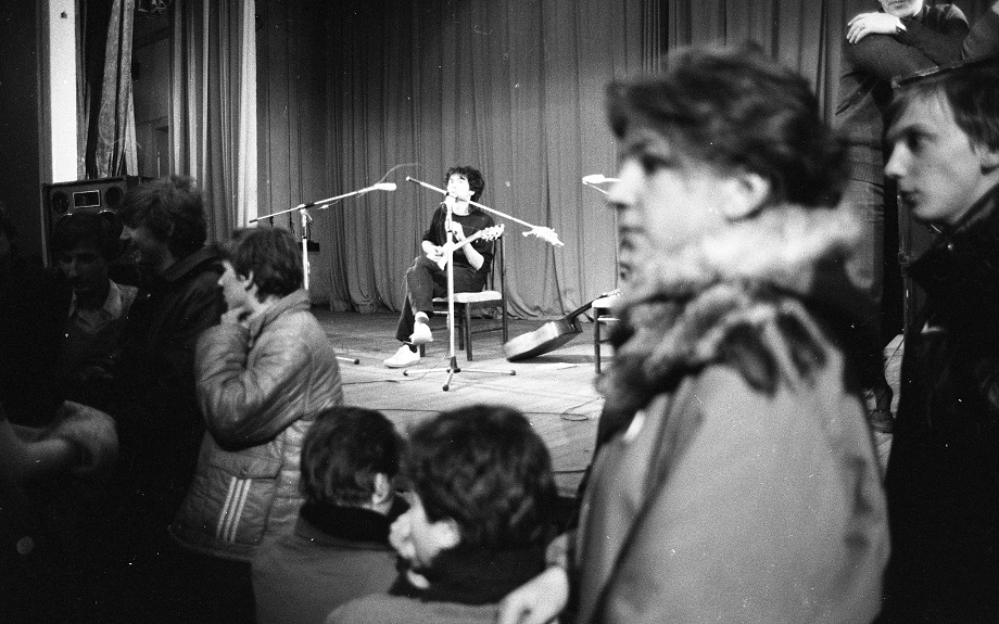 Советский рок-музыкант Виктор Цой во время концерта в Ленинграде в 1986 году.