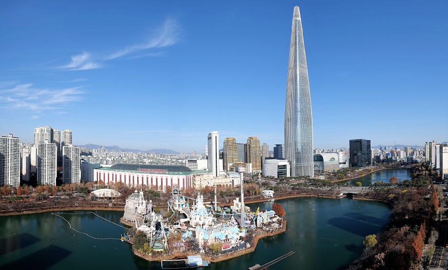Вид на Lotte World Tower в Сеуле.