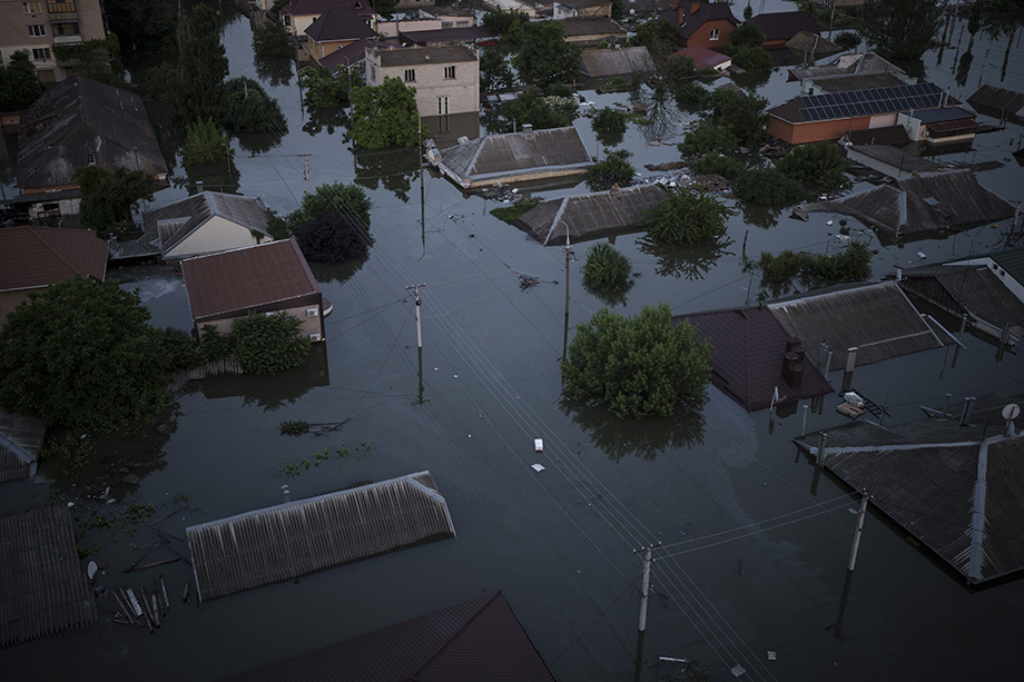 Наводнение превратило огромную территорию в зону техногенной и экологической катастрофы.