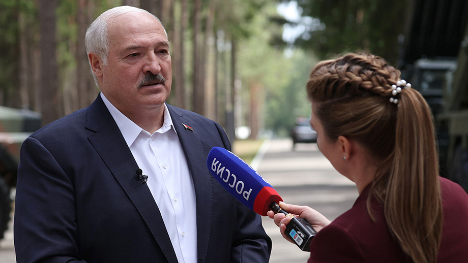 Александр Лукашенко во время интервью телеканалу «Россия 1».