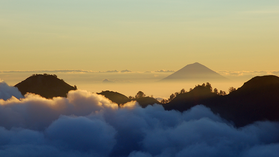 Губернатор Бали запретил любую туристическую деятельность на 22 горах острова