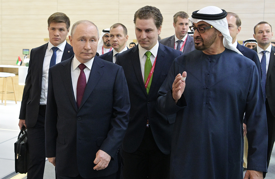 16 июня 2023. Президент РФ Владимир Путин и президент Объединенных Арабских Эмиратов (ОАЭ) шейх Мухаммедбен Заид Аль Нахайян во время осмотра павильона ОАЭ на площадке ПМЭФ.