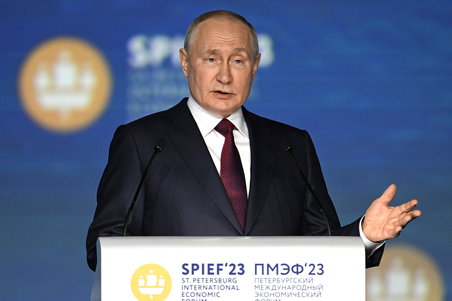Владимир Путин во время выступления на пленарном заседании ПМЭФ-2023.