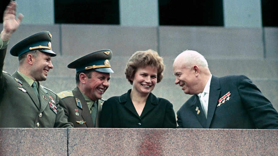 1963 год. Первый секретарь ЦК КПСС Никита Хрущев (справа) и космонавты Валентина Терешкова, Павел Попович (в центре) и Юрий Гагарин у Мавзолея Ленина во время демонстрации, посвящённой успешным космическим полетам кораблей «‎Восток-5» и Космический корабль «‎Восток-6».