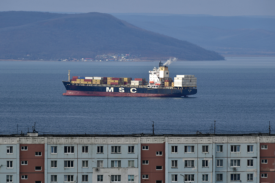 Корабль с контейнерами на внутреннем рейде в Амурском заливе в районе Владивостокского морского торгового порта.
