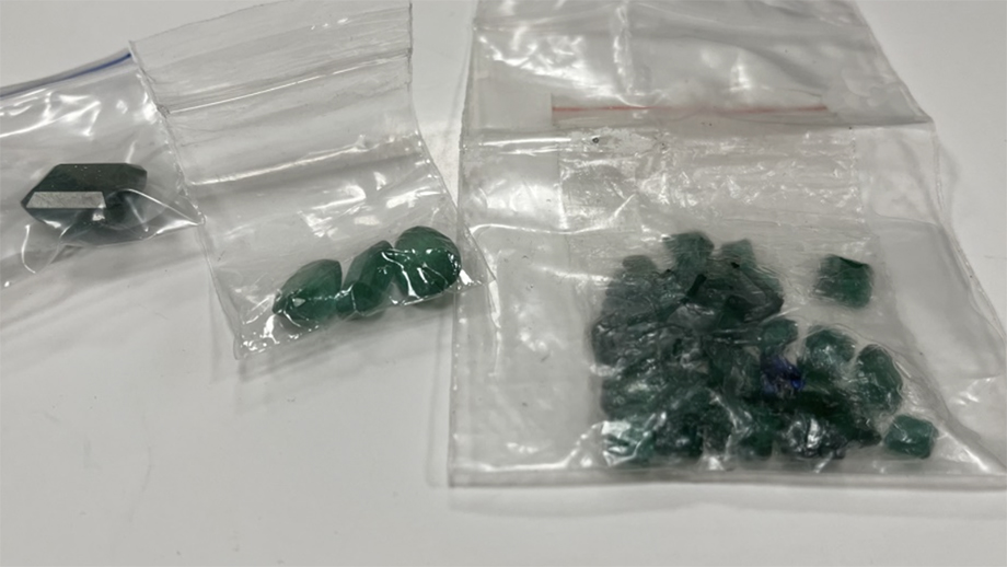 Изъятые драгоценные камни.