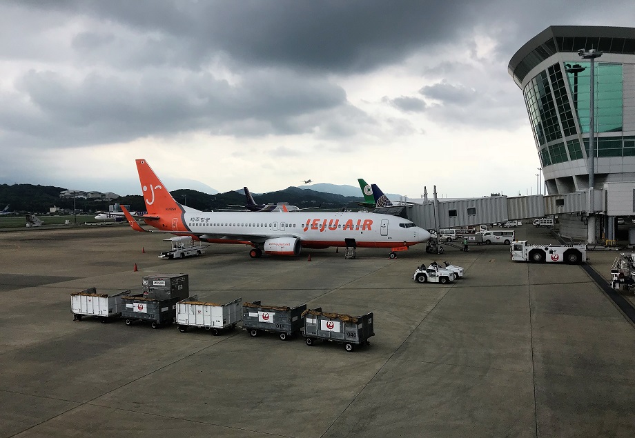 Пассажир Jeju Airlines пытался выйти в воздухе, к счастью, бортпроводникам удалось связать его.