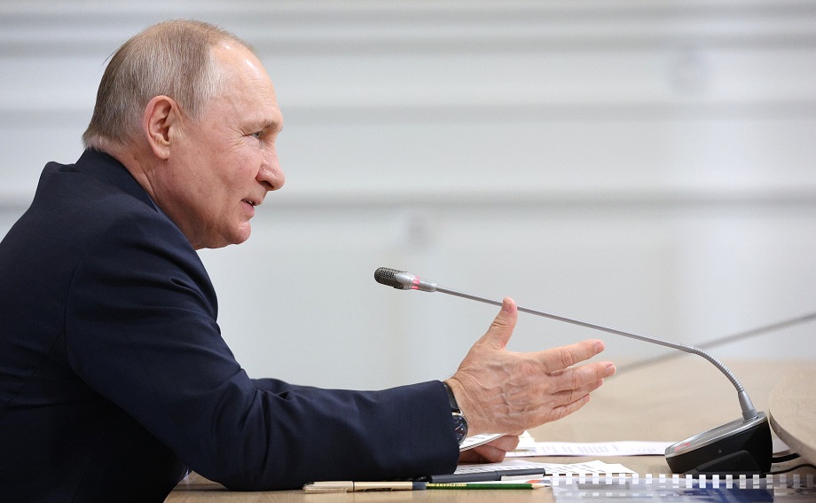 Владимир Путин на совещании по развитию речного судоходства.