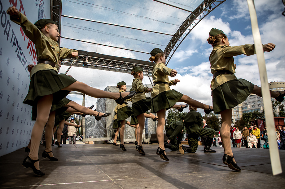 Перед торжественным открытием на сцене около «Космоса» выступил танцевальный коллектив «Уктусята».