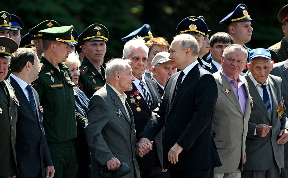 Владимир Путин в Александровском саду.