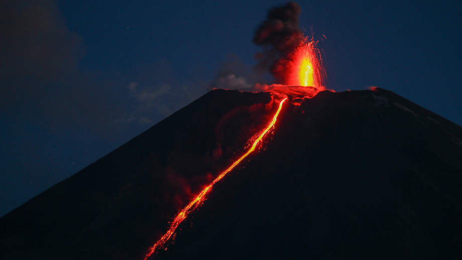 Сегодня ночью на Камчатке началось извержение Ключевского вулкана.