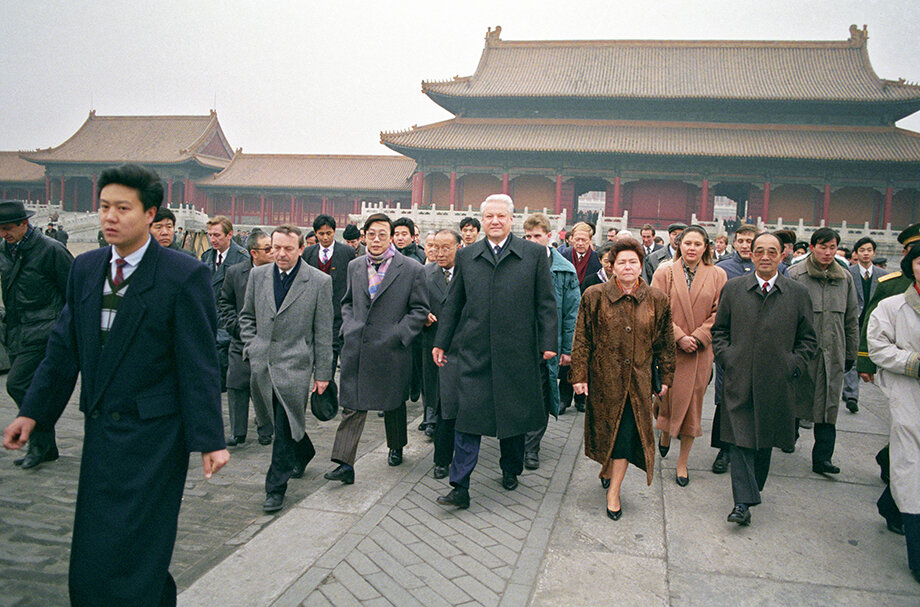Президент РФ Борис Ельцин (в центре) во время посещения древнего императорского дворца «Гугун» в 1992 году.