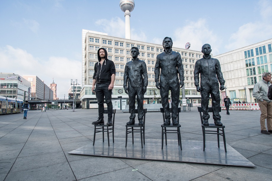 Передвижная бронзовая скульптура Anything to say? и художник Давиде Дормино на берлинской площади Александерплац.