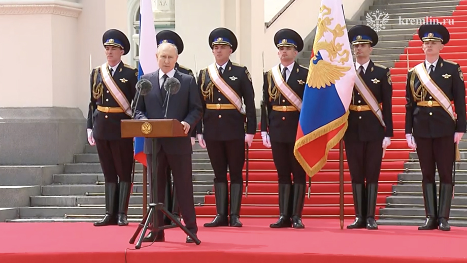 Глава государства Владимир Путин провёл в Кремле встречу с военнослужащими и представителями правоохранительных структур, принимавшими участие в событиях вооружённого мятежа.